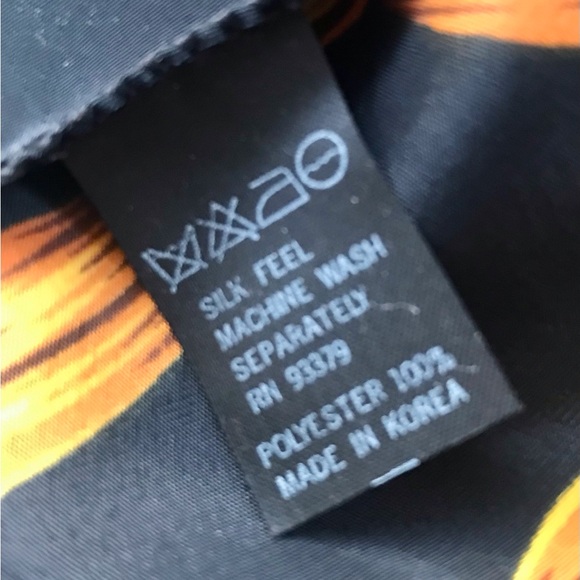 Statement scarf, black and gold chain print - Picture 9 of 10